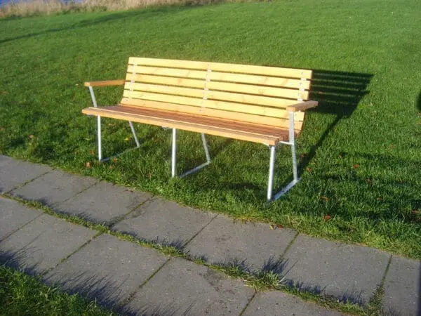 Samsø-benk med rygg og armlener i nordlandsk furu - Bilde 2
