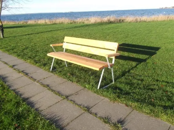 Plankebenk med rygg og armlener i nordlandsk furu - Bilde 2