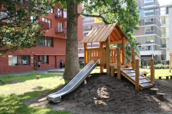 Hus på en høyde med sklie - Bilde 2