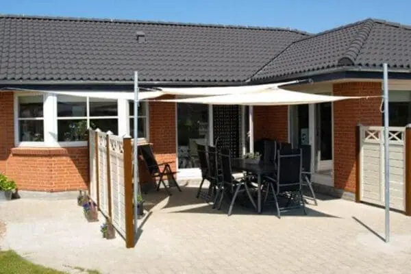 Pe trekantet seil 4x4x4 m - off-white inkl. beslag