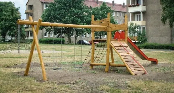 Åpent sklie-tårn med klatrenett og husker - Bilde 3